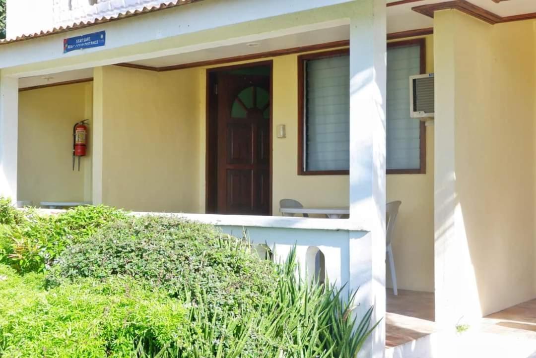 Puesta Del Sol Beach Bungalows And Restobar Mambajao Exterior photo